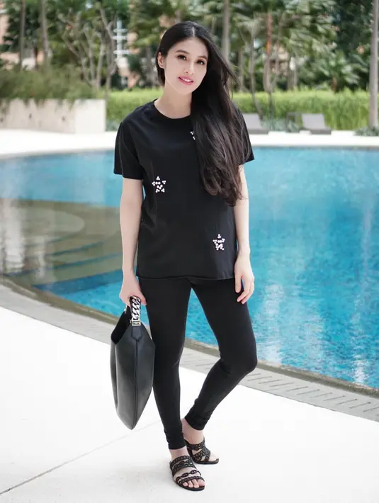 Selain itu, pemeran Lila dalam film Quickie Express itu juga khawatir saat sedang berberes untuk pindah ke rumah baru, tiba-tiba anak yang dalam kandungannya lahir. (Instagram/sandradewi88)