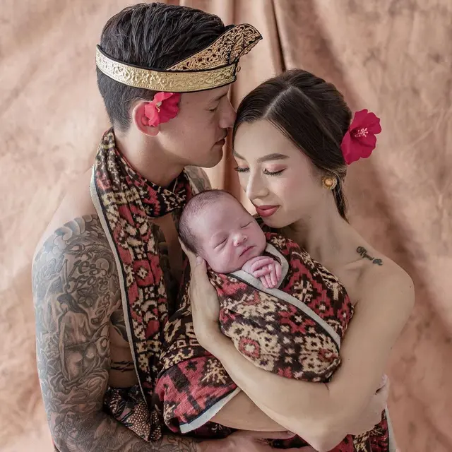 Gaya Pemotretan Keluarga Irfan Bachdim Pakai Kain Nusantara, Tampil Kompak. (Sumber: Instagram/jenniferbachdim)