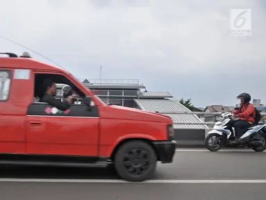 Pengendara sepeda motor nekat melawan arah saat melintas di jalan layang atau flyover Buaran, Jakarta, Kamis (29/11). Aksi nekat ini kerap terjadi di flyover Buaran, terutama pada saat jam sibuk guna menghindari kemacetan. (Merdeka.com/Iqbal S Nugroho)