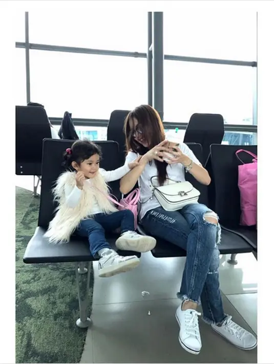 Curahan hati seorang ibu ditulis dalam akun Instagramnya itu mendapat reaksi positif netizen. 163,001 likes dan ribuan komentar membanjiri akun instagramnya. Yang didominasi doa dan memberikan semangat. Tidak sedikit yang terharu.(Instagram/ayutingting92)