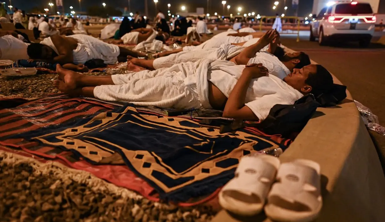 <p>Nafar awal adalah jemaah yang mengambil pilihan untuk keluar dari Mina pada 12 Zulhijah sebelum terbenamnya matahari. Sedangkan nafar tsani adalah jemaah yang akan tetap menginap sampai 13 Zulhijah. (Sajjad HUSSAIN/AFP)</p>