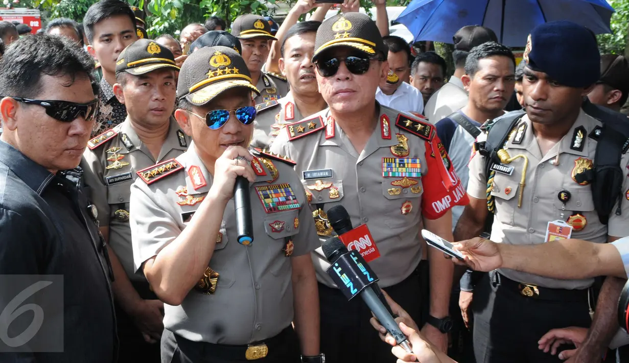Kapolri Jenderal Tito Karnavian memberikan keterangan di lokasi penggerebekan teroris Tangsel, Banten, Rabu (21/12). Tito menyatakan tewasnya tiga terduga teroris karena mereka hendak melawan aparat dengan bom saat ditangkap. (Liputan6.com/Helmi Afandi)
