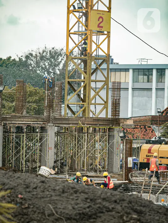Pekerja menyelesaikan pembangunan Kampung Susun Akuarium di Jakarta, Rabu (17/2/2021). Progres pembangunan Kampung Susun Akuarium tersebut telah mencapai 30 persen dan ditargetkan rampung pada Agustus 2021 mendatang. (Liputan6.com/Faizal Fanani)