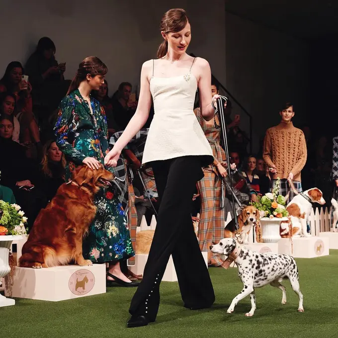 Pertunjukkan Anjing di New York Fashion Week 2019 Bikin Salah Fokus