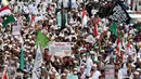 Ratusan ribu massa aksi damai membentangkan tulisan dan memenuhi ruas Jalan Merdeka Barat, Jakarta, Jumat (4/11). Massa melakukan aksi di depan Istana Negara menuntut penegakan hukum kasus dugaan penistaan agama. (Liputan6.com/Helmi Fithriansyah)