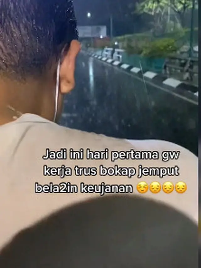 Kerja Hari Pertama, Wanita Ini Terharu Dijemput Ayahnya Meski Hujan Deras
