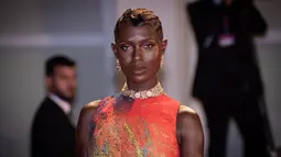 Jodie Turner-Smith berpose untuk fotografer setibanya pada pemutaran perdana film 'Bardo' dalam Venice Film Festival 2022 di Venesia, Italia, 1 September 2022. Aktris Inggris berusia 35 tahun ini tampak menggairahkan dalam gaun multi warna. (Photo by Vianney Le Caer/Invision/AP)