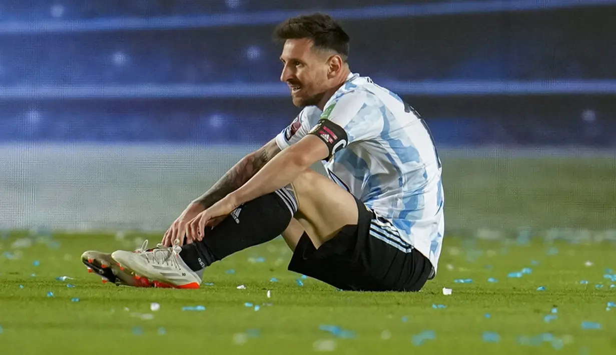 Pemain Argentina Lionel Messi duduk di lapangan saat melawan Brasil pada pertandingan sepak bola kualifikasi Piala Dunia 2022 di Stadion Bicentenario, San Juan, Argentina, 16 November 2021. Pertandingan berakhir dengan skor 0-0. (AP Photo/Natacha Pisarenko)