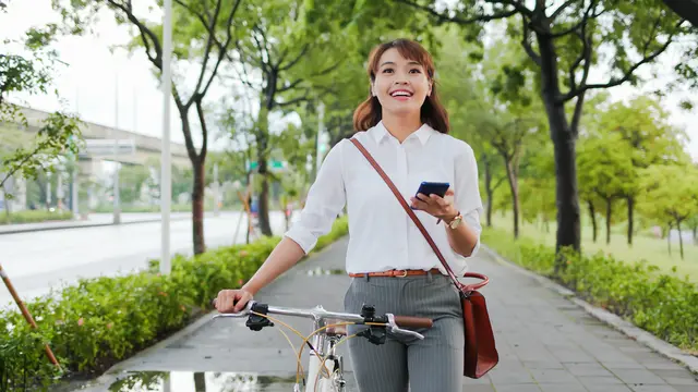 bersepeda bahagia karier ambisius