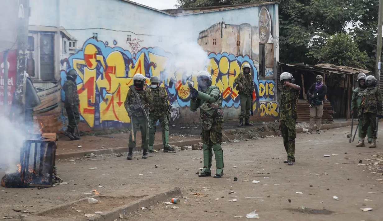 Polisi di Kenya melepaskan tembakan di tengah-tengah protes yang diorganisir oleh pihak oposisi pada hari Rabu terhadap kenaikan biaya hidup. (AP Photo/Brian Inganga)