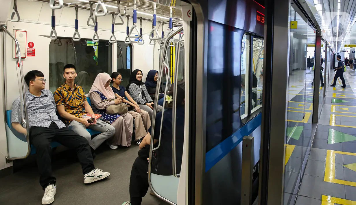 Kadishub Jakarta, Syafrin Liputo mengimbau masyarakat untuk memanfaatkan dan menggunakan transportasi umum saat perayaan pergantian tahun. (Liputan6.com/Angga Yuniar)