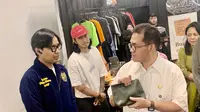 Menteri Perdagangan Budi Santoso meninjau bazar produk UMKM fashion, Ramadan Nostalgic pada Jumat, 14 Maret 2025. (Tasha/Liputan6.com)
