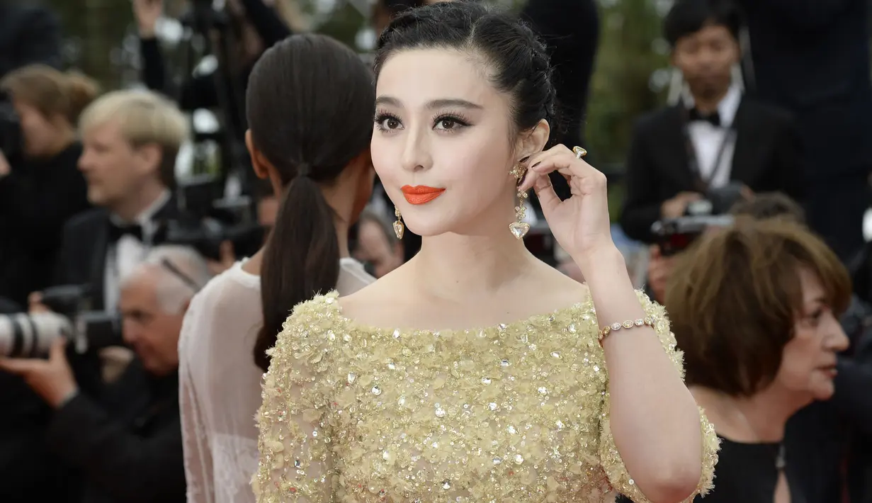 Fan Bingbing terakhir kali terlihat di depan umum pada 1 Juli lalu saat mengunjungi rumah sakit khusus anak. Bahkan, akun jejaring sosialnya, Sina Weibo pun sudah tak aktif sejak 23 Juli. (AFP PHOTO / ANNE-CHRISTINE)