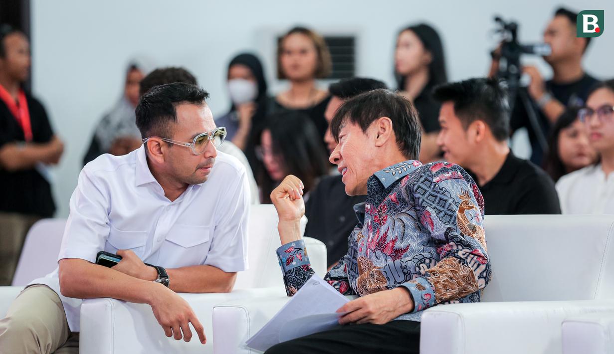 Pelatih Timnas Indonesia, Shin Tae-yong (kanan) berbincang dengan Raffi Ahmad sebelum acara peluncuran STY Foundation yang berlangsung di Rans Office, Serpong, Tangerang Selatan, Senin (04/11/2024). (Bola.com/Bagaskara Lazuardi)
