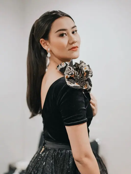 Aaliyah Massaid sendiri cukup dikenal dengan gaya busana dan penampilannya yang sederhana. Busana panggung berwarna hitam dengan beberapa detai cantik ini juga membuatnya terlihat menawan. (Liputan6.com/IG/@aaliyah.massaid)