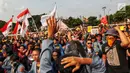 Mahasiswa mengibarkan bendera Merah Putih saat berunjuk rasa di depan Gedung DPR/MPR, Jakarta, Senin (23/9/2019). Dalam aksinya mereka menolak pengesahan RUU KUHP dan revisi UU KPK. (Liputan6.com/JohanTallo)