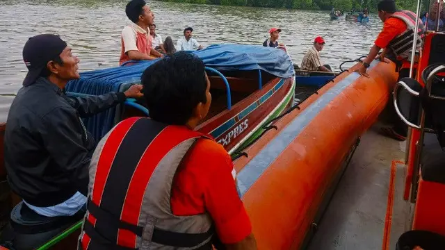 Basarnas Pekanbaru bersama warga dan polisi mencari sisa tubuh korban nelayan pencari ketam yang diduga diterkam buaya.