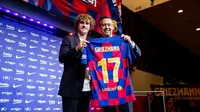 Antoine Griezmann dan Presiden Barcelona, Josep Bartomeu, saat sesi perkenalan resmi, Minggu (14/7/2019). (Bola.com/Dok. FC Barcelona)