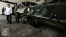 Menteri Pertahanan RI, Ryamizard Ryacudu (baju putih) memeriksa kondisi tank di Markas Yonkav I di Cijantung Jakarta, Rabu (2/9/2015). Sidak terkait inventarisir kelengkapan alutsista yang dimiliki TNI. (Liputan6.com/Helmi Fithriansyah)