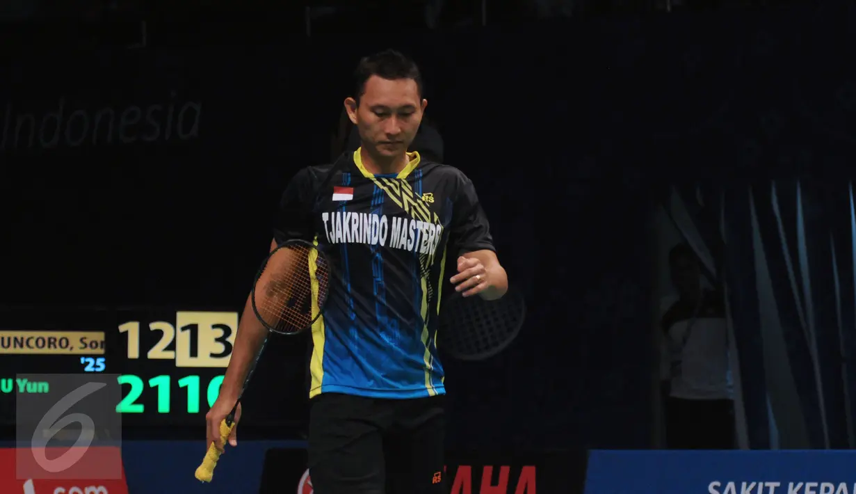 Tunggal putra Indonesia, Sony Dwi Kuncoro tertunduk saat laga melawan pemain Hongkong Hu Yun di 16 besar BCA Indonesia Open, Jakarta, Kamis (2/6). Sony kalah 12-21, 15-21, 16-21. (Liputan6.com/Helmi Fithriansyah)