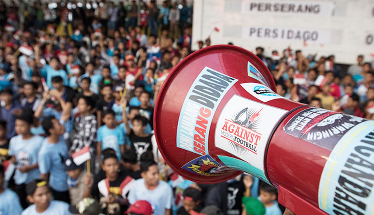 Supporter Perserang menyaksikan laga perdana Piala Kemerdekaan melawan Persidago di Stadion Maulana Yusuf, Serang, Sabtu (15/8/2015). (Bola.com/Vitalis Yogi Trisna)