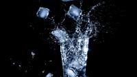 Ilustrasi air es, minuman dingin. (Photo by Lanju Fotografie on Unsplash)