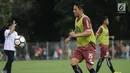 Pemain Persija, Addison Alves saat latihan resmi jelang laga melawan Arema pada lanjutan Liga 1 Indonesia 2018 di Lapangan B Kompleks GBK, Jakarta, Jumat (30/3). (Liputan6.com/Helmi Fithriansyah)