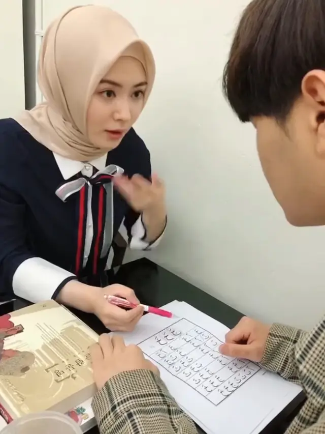 6 Momen Ayana Moon Ajari Sang Adik Mengaji, Penuh Kehangatan