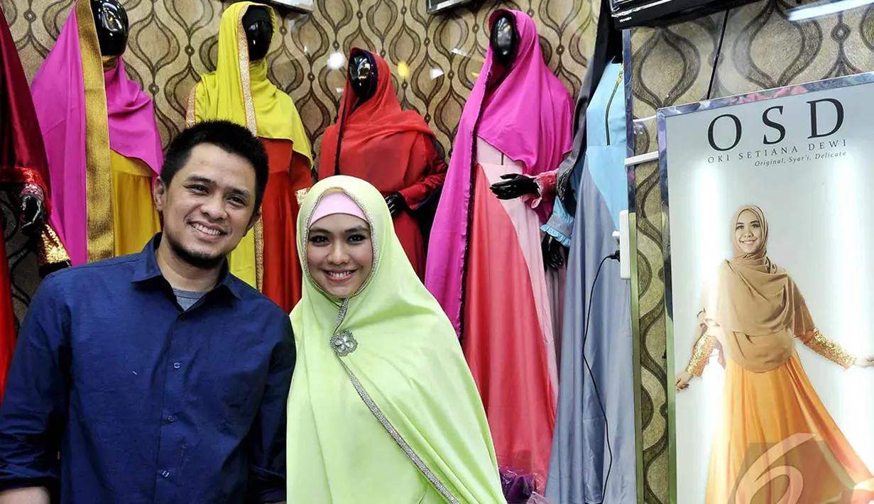 Bintang film Ketika Cinta Bertasbih ini merayakan hari kelahirannya yang ke-26 tahun. Ia mendapatkan kado khusus dari sang suami berupa toko pakaian muslim untuk dikelolanya, Jakarta, Selasa (13/1/2015). (Liputan6.com/Faisal R Syam)