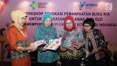 Dirjen Kesehatan Masyarakat MQIH Kirana Pritasari didampingi Sri Kusyuniati, Eni Gustina dan Laksmi Widyastuti saat Workshop Advokasi Pemanfaatan Buku KIA untuk kesehatan Ibu dan Anak, Jakarta, Rabu (19/9). (Liputan6.com/HO/Reza)