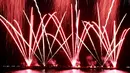 Pertunjukan kembang api dari Pandora-Pyrotechnie asal Perancis pada Kompetisi Pyromusical Internasional di Manila, Filipina, Sabtu (10/3). Sejumlah produsen kembang api dari beberapa negara berpartisipasi di kompetisi tahunan ini. (AP/Bullit Marquez)