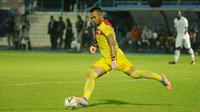 Kiper Kalteng Putra, Dimas Galih, saat menghadapi Arema FC di leg pertama semifinal Piala Presiden 2019 di Stadion Kanjuruhan, Malang, Selasa (2/4/2019). (Bola.com/Iwan Setiawan)
