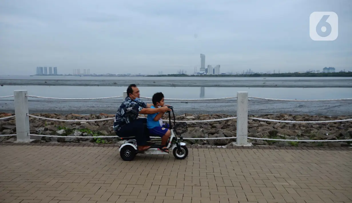 Warga menaiki skuter listrik saat menikmati sore di Pulau Maju, Jakarta, Sabtu (26/2/2022). Sejak di resmikan oleh Gubernur DKI  Pulau Maju kini ramai di kunjungi warga Jakarta dan sekitarnya untuk sekedar berolahraga, jalan santai bersama keluarga, berlibur di akhir pekan. (merdeka.com/Imam Buhori)
