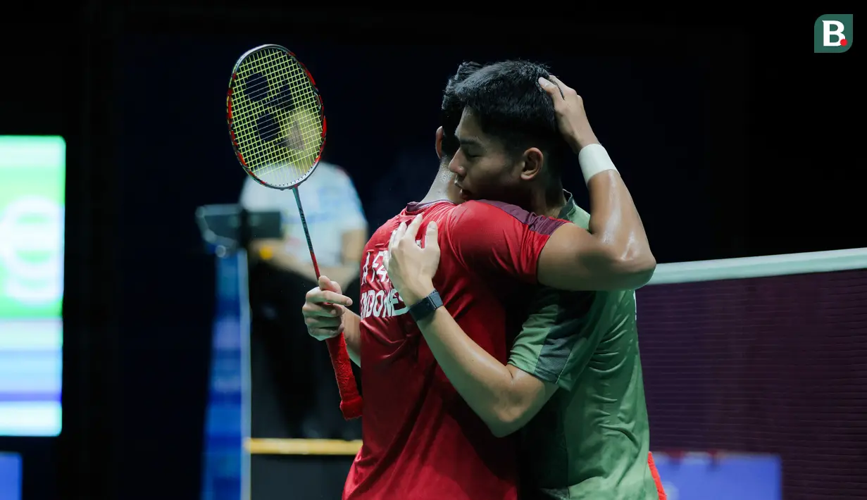 Tunggal putra Indonesia, Alwi Farhan, memeluk Moh. Zaki Ubaidillah setelah laga final nomor tunggal putra SEA Games 2025 di Thammasat University Rangsit Campus, Pathum Thani hari Minggu (14/12/2025). (Bola.com/Bagaskara Lazuardi)