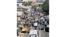 Akibat banyak jalan yang dijadikan lokasi berjualan PKL dan parkir liar, kendaraan yang melintas menuju Pasar Tanah Abang menjadi tersendat, Jakarta, Senin (9/6/14). (Liputan6.com/Faizal Fanani)