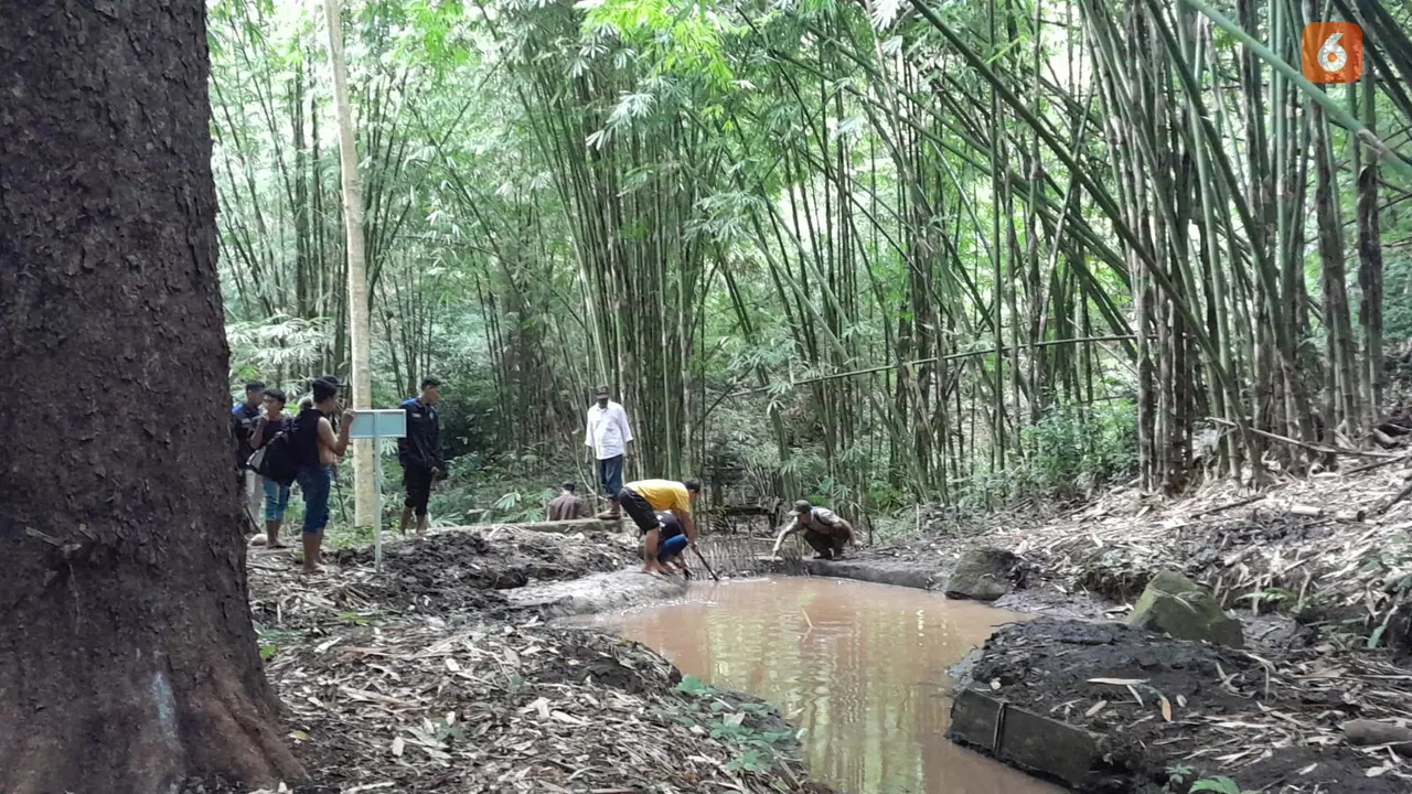 Para Mahasiswa Uniba Banyuwangi Melakukan Revitalisasi Sumber Mata Air Dilem, Kalipuro (Hermawan Arifianto/Liputan6.com)