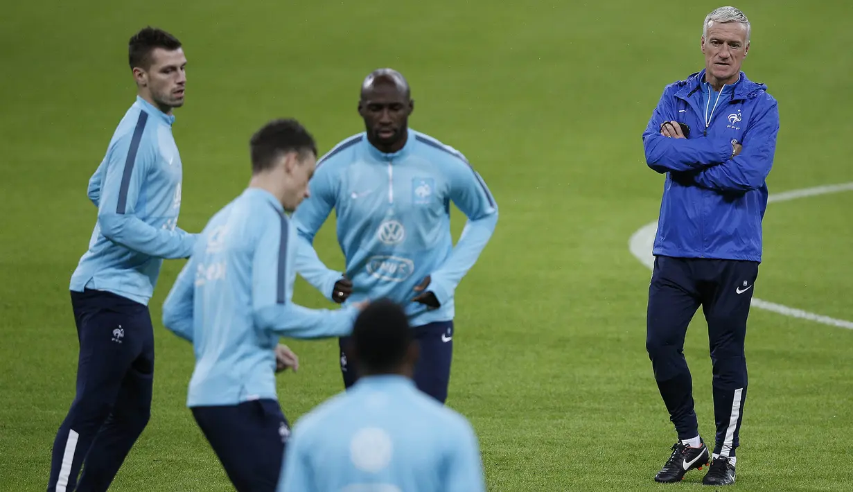 Pelatih Prancis, Didier Deschamps, memimpin latihan jelang laga persahabatan melawan Inggris di Stadion Wembley, Inggris, Senin (16/11/2015). (AFP Photo/Adrian Dennis)