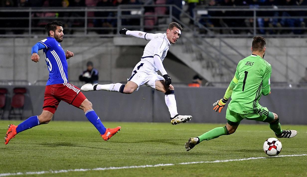 Striker Italia, Andrea Belotti, mencetak gol keempat Italia ke gawang Liechtenstein dalam laga Grup G Kualifikasi Piala Dunia 2018 di Stadion Rheinpark, Minggu (13/11/2016) dinihari WIB. (AFP/Fabrice Coffrini)