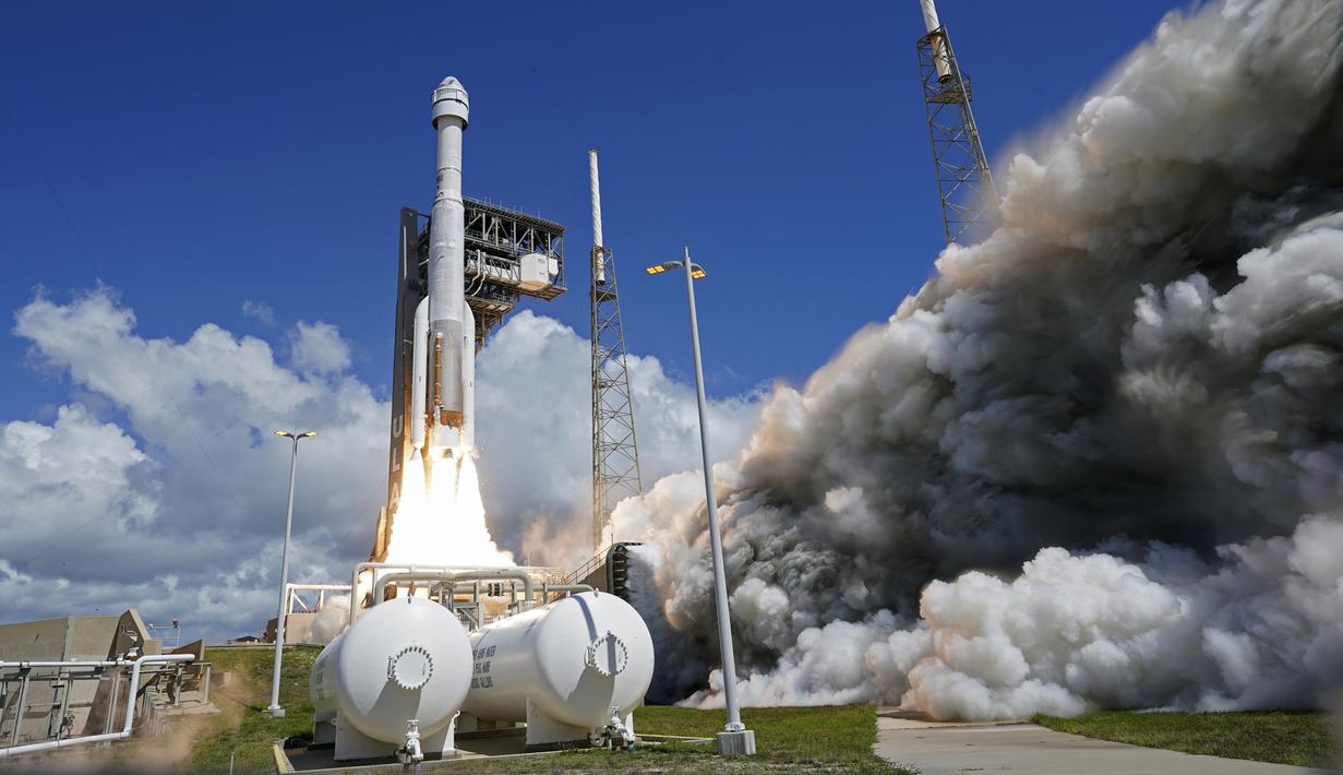 Pesawat antariksa itu lepas landas pada hampir pukul 11 pagi waktu setempat di atas roket Atlas V. Starliner mencapai orbit sekitar 14 menit kemudian. (AP Photo/John Raoux)