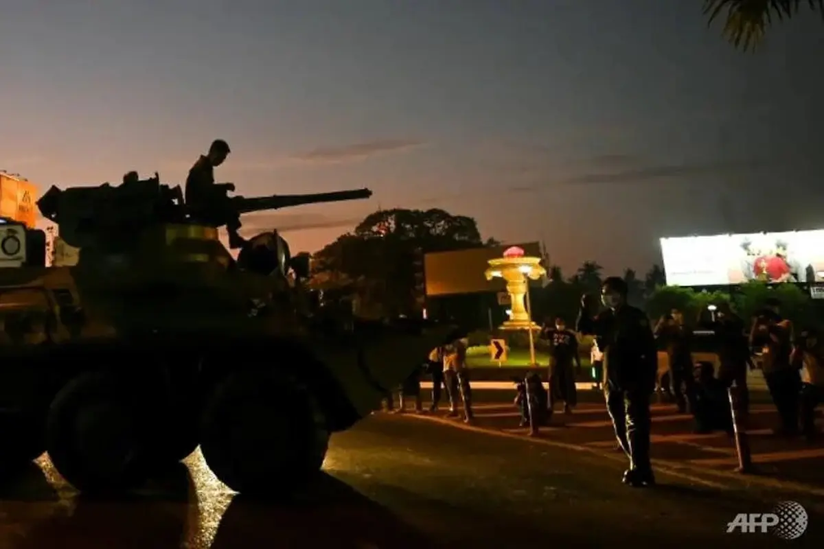 Tentara Myanmar bermanuver di sekitar kota-kota besar dengan kendaraan lapis baja. (Foto: AFP / Sai Aung Utama)