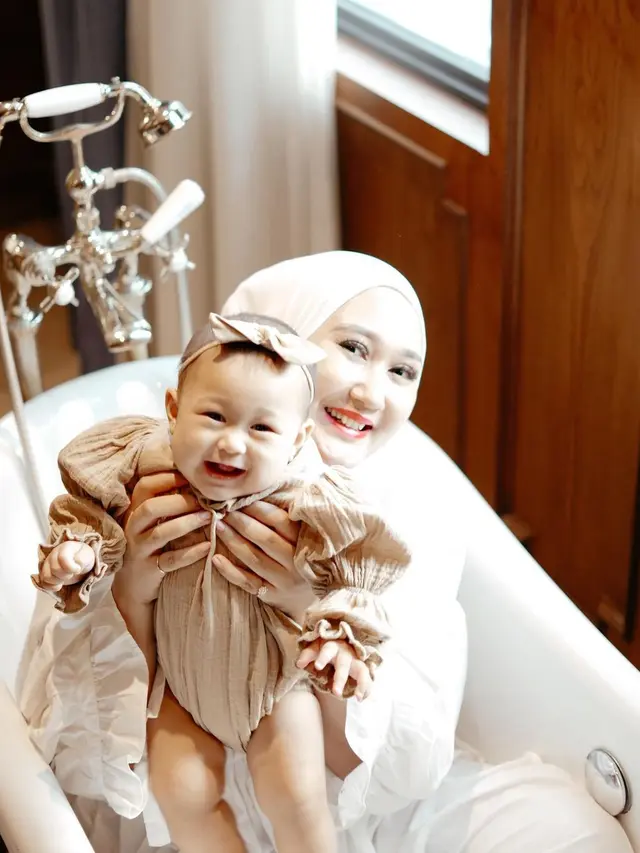 6 Pemotretan Dian Pelangi dengan Buah Hati, Tampil Lucu Menggemaskan