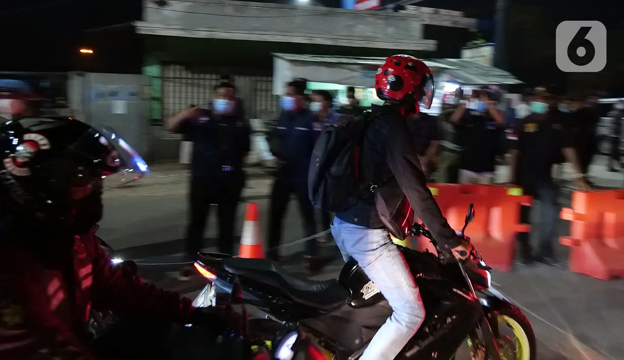 Pemudik motor melintas di posko penyekatan mudik di Kedungwaringin, Kabupaten Bekasi, Jawa Barat, Selasa (11/5/2021) dini hari. Polisi kembali memberlakukan diskresi terhadap pemudik motor yang melintasi jalur Pantura antara Kabupaten Bekasi dan Kabupaten Karawang. (Liputan6.com/Herman Zakharia)