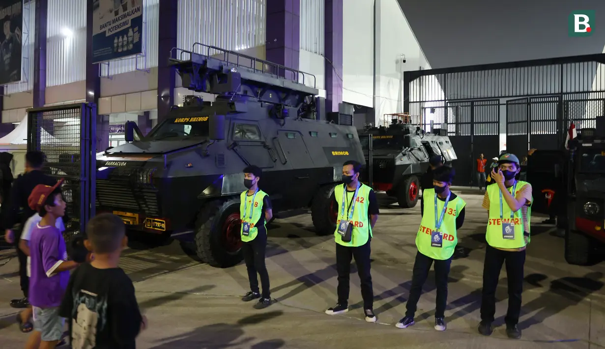 <p>Beberapa petugas keamanan stadion bersiaga di depan kendaraan taktis (rantis) yang akan mengangkut skuad Persija Jakarta usai laga pekan ke-10 BRI Liga 1 2023/2024 menghadapi Dewa United di Stadion Indomilk Arena, Tangerang, Jumat (25/8/2023). (Bola.com/M Iqbal Ichsan)</p>