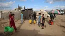 Krisis air bersih terus menghantui pengungsi di kamp Bureij di Jalur Gaza tengah pada 6 Oktober 2025. (Eyad BABA/AFP)