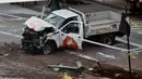 Kondisi sebuah truk yang digunakan menabraki pejalan kaki dan pesepeda di Lower Manhattan, New York, Selasa (31/10). Setelah menabraki para pejalan kaki dan pesepeda, laju truk tersebut berakhir dengan menghantam sebuah bus sekolah. (AP/Bebeto Matthews)