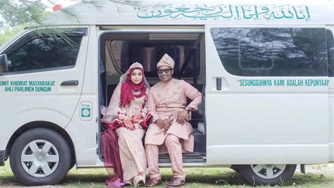 Beda dari yang Lain, Pasangan Ini Lakukan Foto Prewedding dengan Mobil Jenazah