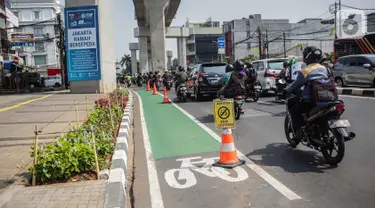 Kendaraan melintas di samping jalur khusus sepeda di Jalan Fatmawati Raya, Jakarta Selatan, Rabu (30/10/2019). Pemerintah Provinsi DKI Jakarta terpaksa menunda pembangunan jalur sepeda pada 2020 yang menelan biaya sebesar Rp73,7 miliar. (Liputan6.com/Faizal Fanani)