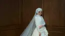 Pengantin dengan kerudung juga bisa menambahkan veil panjang seperti yang dikenakan Lesti Kejora saat mengenakan gaun putih lengan panjang. [@lestykejora]