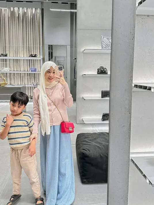 Larissa Chou juga mengumumkan kehamilan anak kedua dari pernikahan dengan Ikram Rosadi. Lewat unggahan di Instagram, Larissa unggah potret gaya bumilnya yang begitu menawan dengan padu padan cardigan dan maxi skirt nuansa warna pastel. [@larissachou].