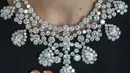 Karyawan Sotheby memamerkan kalung berlian Harry Winston sekitar tahun 1973 selama pratinjau di Sotheby, Jenewa, Swiss, Kamis (6/5/2021). Kalung ini berbentuk pir dengan berat 3,77 - 20,72 karat yang mewakili total 280 karat, diperkirakan terjual 1,5 - 2,5 USD. (Martial Trezzini/Keystone via AP)